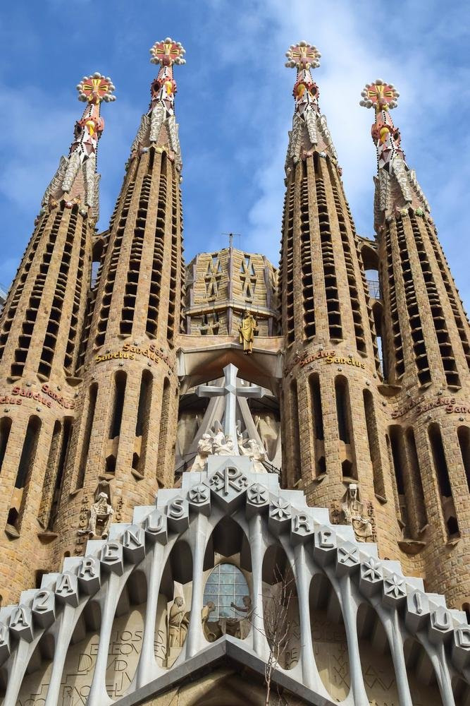 Fruto do trabalho de Gaudi, ícone do modernismo catalão, a Sagrada Família conta com detalhes que contém grande significado religioso, tanto no seu exterior quanto na área interna. (Fonte: Shutterstock/Reprodução)