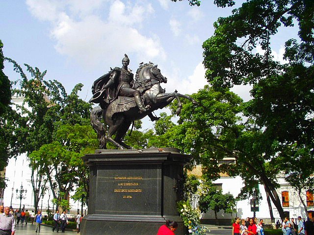 Estátua de Bolívar em Caracas, Venezuela (Fonte: Wikimedia Commons)