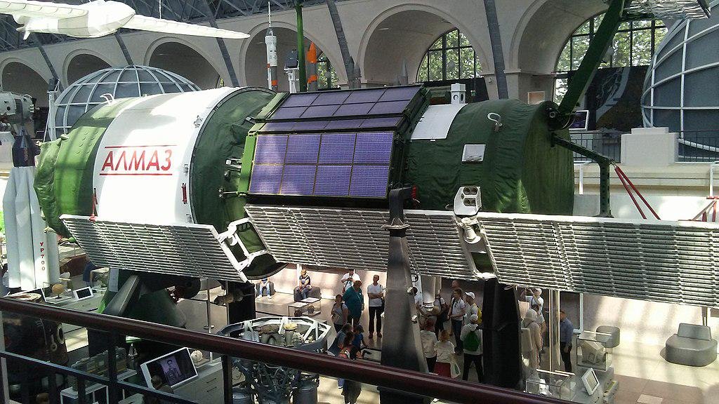 Estação russa, do projeto Almaz, visava exterminar satélites inimigos com tiros de canhão. (Fonte: Wikimedia Commons)