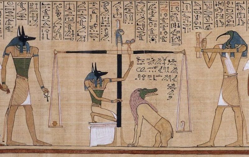 Cena de um papiro do Livro dos Mortos do escriba Hunefer, mostrando o seu coração sendo pesado na balança de Maat contra a pena da verdade. Os egípcios acreditavam que se o coração possuía o mesmo peso da pena, a pessoa poderia passar para a vida após a morte. (Fonte: Wikimedia Commons)