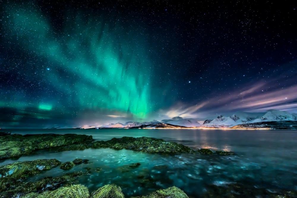 O céu luminoso da aurora boreal atrai turistas de todo o mundo para os países nórdicos. (Fonte: Shutterstock/Reprodução)