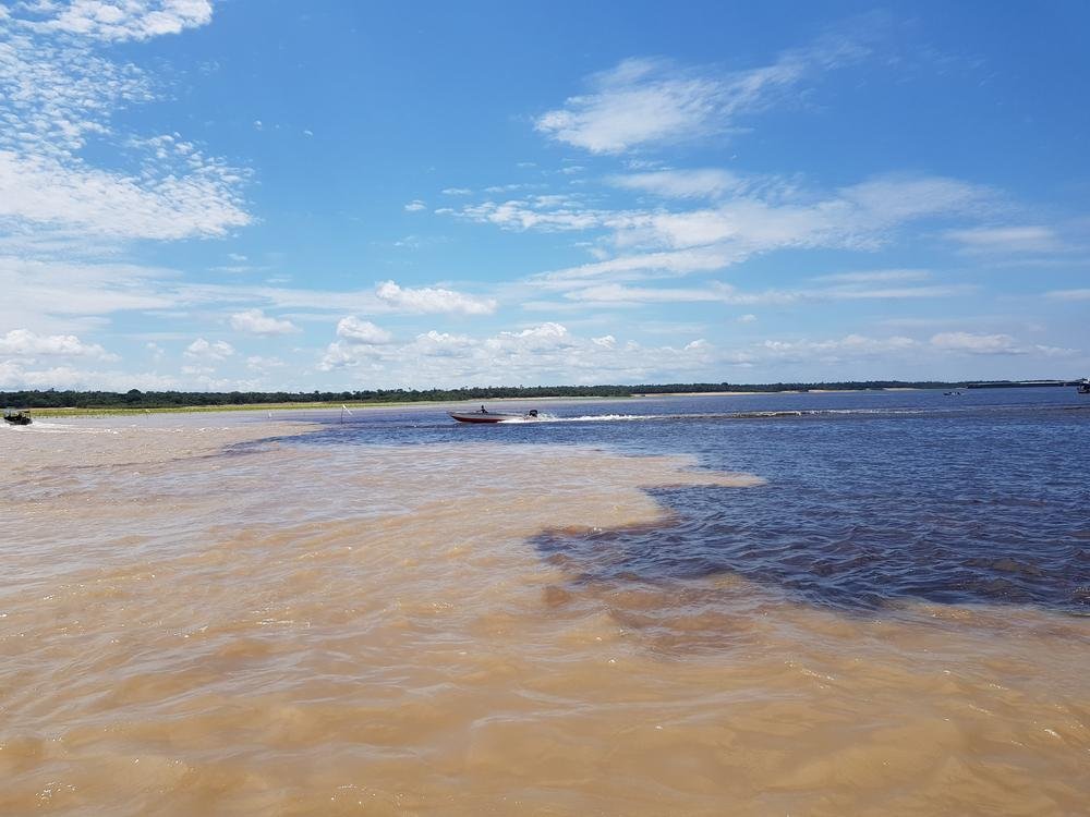 O famoso encontro do Rio Negro com o Rio Solimões atrai visitantes. (Fonte: Shutterstock/Reprodução)