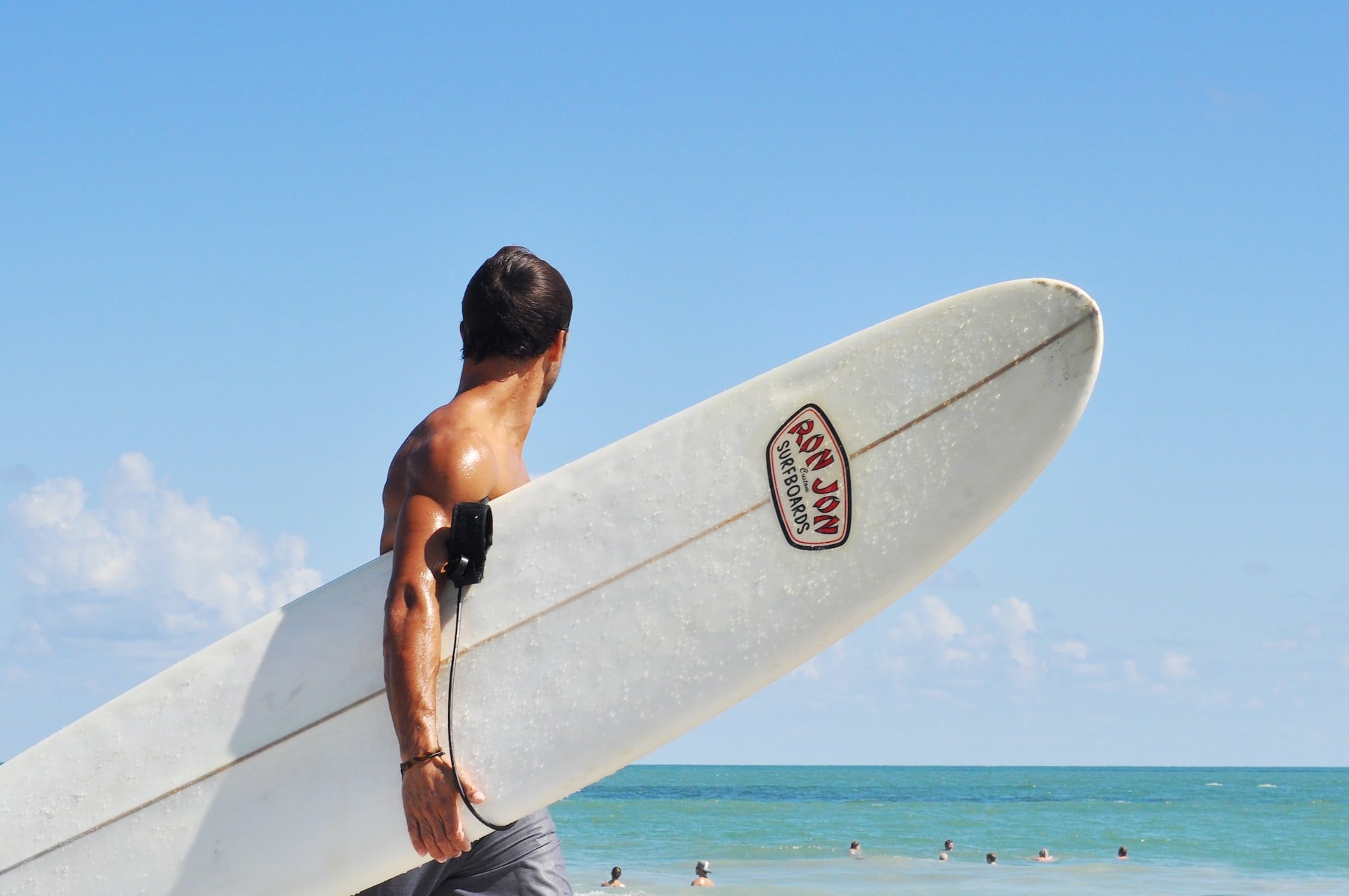 Quer levar sua prancha para a praia? Desde que esteja bem embalada, pode! (Fonte: Alex Shutin/Unsplash)