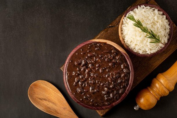 Seja feijão preto ou carioca, ele sempre será encontrado em conjunto com o arroz no Brasil. (Fonte: Shutterstock)