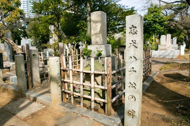 Túmulo onde estão enterrados Ueno e Hachiko. (Fonte: Time Out Tokyo)