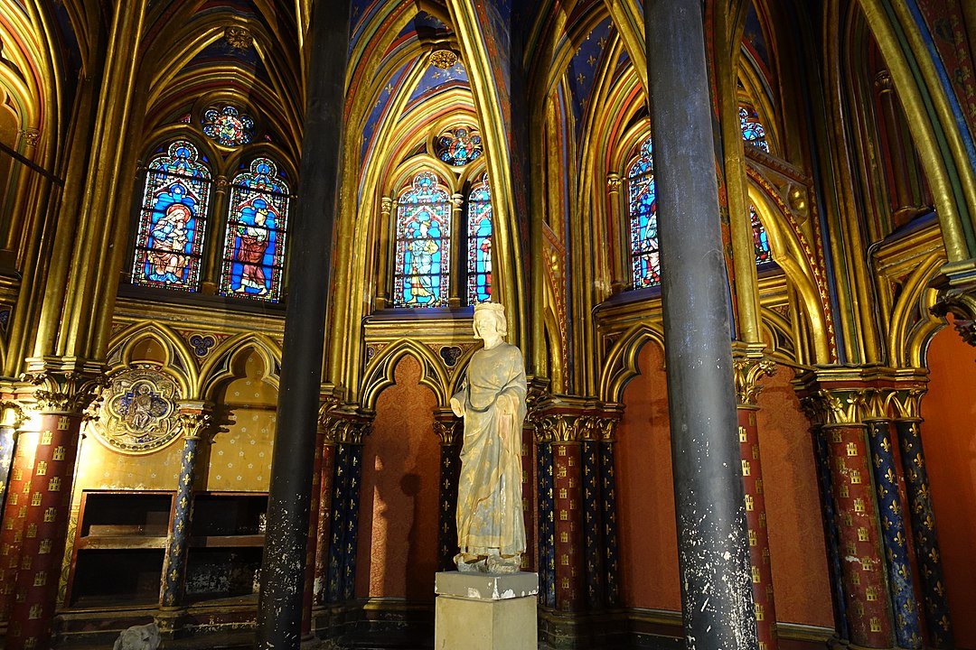 Estátua de Luís IX em La Sainte-Chapelle (Fonte: Wikimedia Commons)