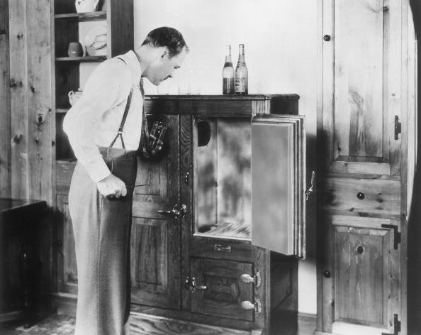 Uma Icebox com revestimento em madeira, de 1935. (Fonte: Hulton Archive/Getty Images)