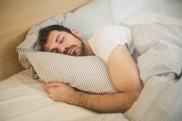 falar dormindo pode indicar baixa qualidade do sono. (Fonte: Pexels)