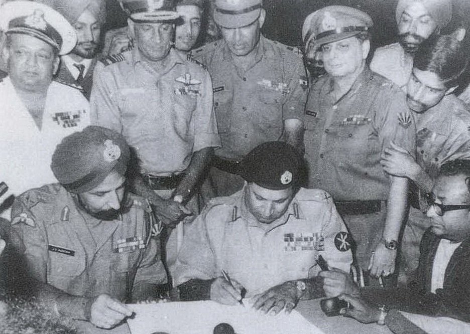 A rendição das tropas paquistanesas, em dezembro de 1971 (Fonte: Wikimedia Commons)