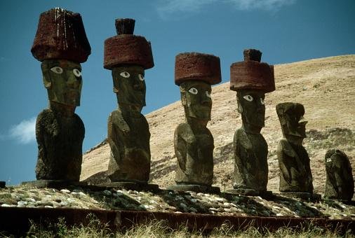Muitas estátuas possuem uma espécie de chapéu. (Fonte: Getty Images)