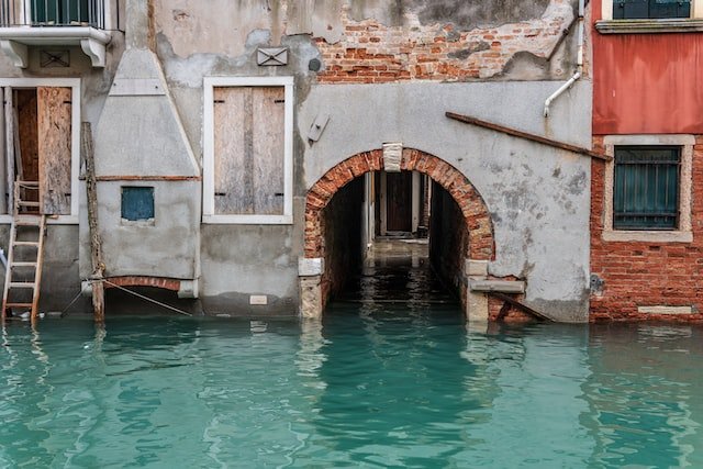 Aumento do nível do mar tem inundado certas áreas de Veneza, que agora estão inabitáveis