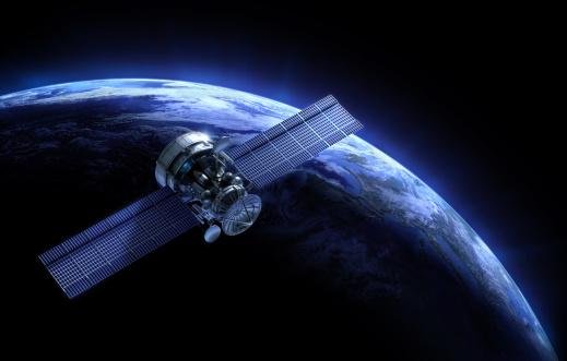 Conexão via satélite pode sofrer com baixa latência. (Getty Images/Reprodução)