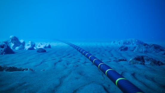 Sob a aparente tranquilidade do fundo do oceano, uma série de ameaças podem afetar os cabos submarinos. (Fonte: Getty Images/Reprodução)