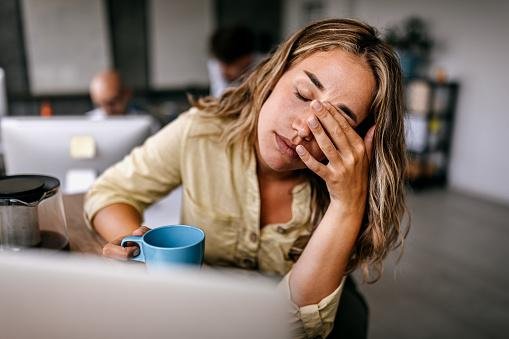 Insônia, pressão alta, fadiga e problemas gastrointestinais também são sintomas da síndrome de burnout. (Fonte: Getty Images/Reprodução)