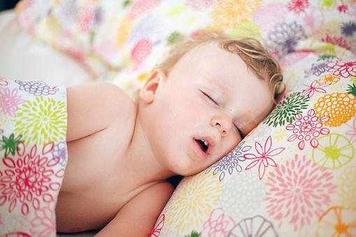 Dormir de boca aberta pode alterar a estrutura facial de crianças