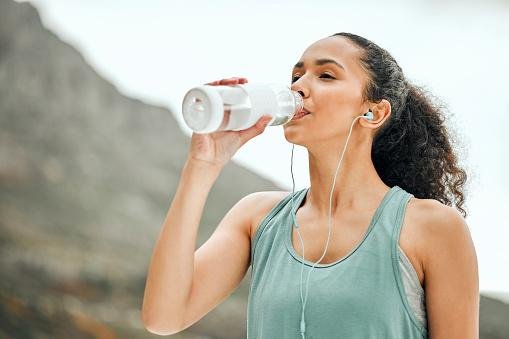 Níveis mais baixos de hidratação foram associados a uma maior concentração de sódio sérico no sangue. (Fonte: Getty Images/Reprodução)