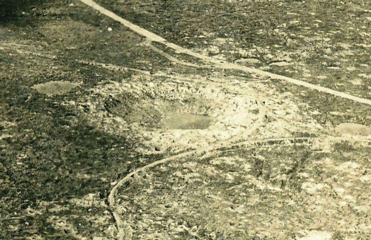 Uma das crateras criadas pela ofensiva dos Aliados durante os confrontos em Messines. (Fonte: Simon Jones Historian/Reprodução)