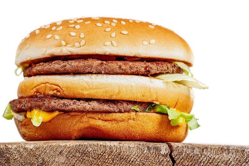 “Dois hambúrgueres, alface, queijo, molho especial, cebolas, picles e um pão com gergelim”, essa é a receita do Big Mac no Brasil. (Fonte: Flickr/Marco Verch Professional/Reprodução)
