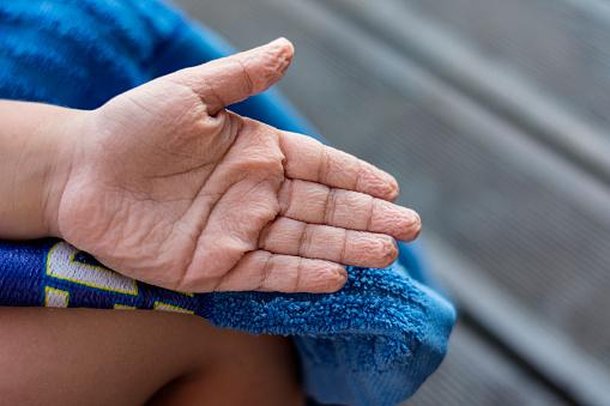 Dedos enrugados podem ser mais eficientes para segurar coisas úmidas. (Fonte: Getty Images)