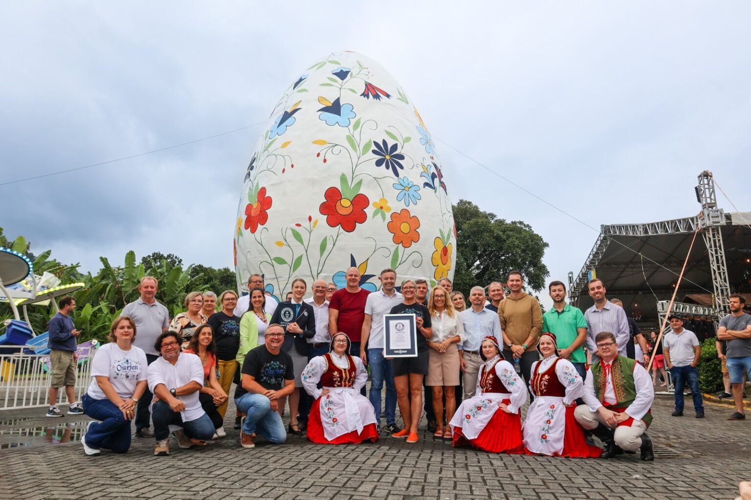 Placa do Guiness World Records reconhece ovo de Páscoa gigante na cidade de Pomerode, em Santa Catarina. (Fonte: Jornal do Comércio/Reprodução)