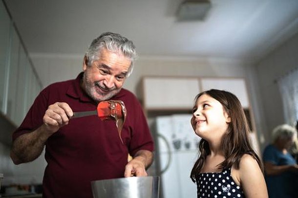 Quando envelhecemos, as papilas gustativas ficam menos sensíveis aos doces e passam a preferir sabores mais intensos. (Fonte: GettyImages/Reprodução)