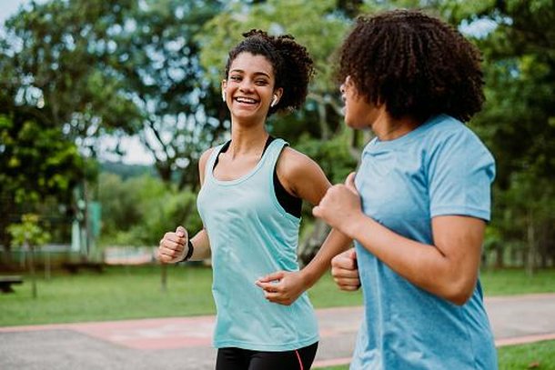 Praticar exercícios físicos ajuda a evitar a demência. (Fonte: Getty Images)