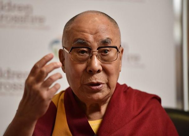 Dalai Lama se desculpou por beijar menino. (Fonte: Getty Images)