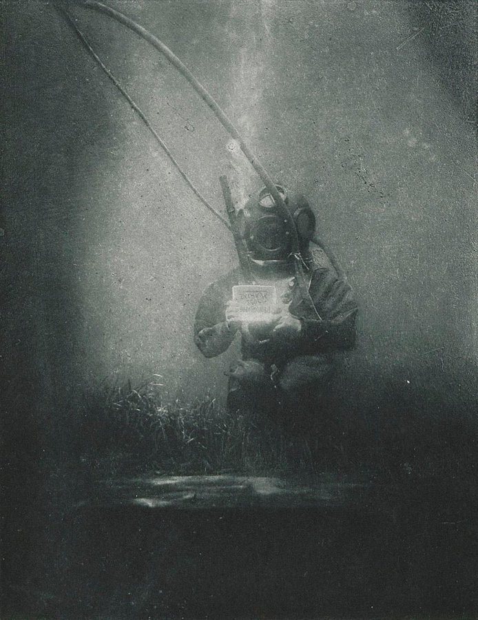 A primeira imagem subaquática com pessoas, de 1899 (Fonte: Twitter/Reprodução)