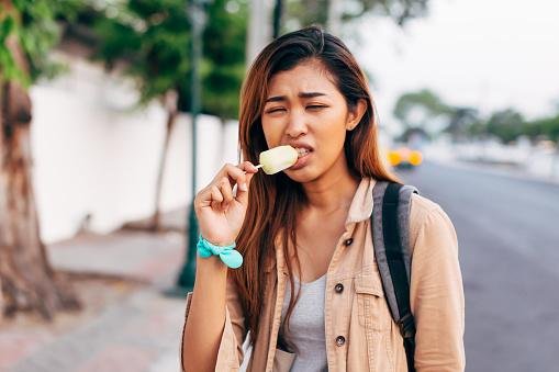 Além do desconforto causado pela sensibilidade nos dentes, há muitas pessoas que sentem dor de cabeça após tomar sorvete ou ingerir alimentos muito frios. (Fonte: Getty Images/Reprodução)