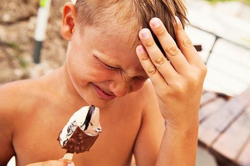 Cefaleia do sorvete dura até 10 minutos após beber ou ingerir alimento muito gelado. (Fonte: Getty Images/Reprodução)