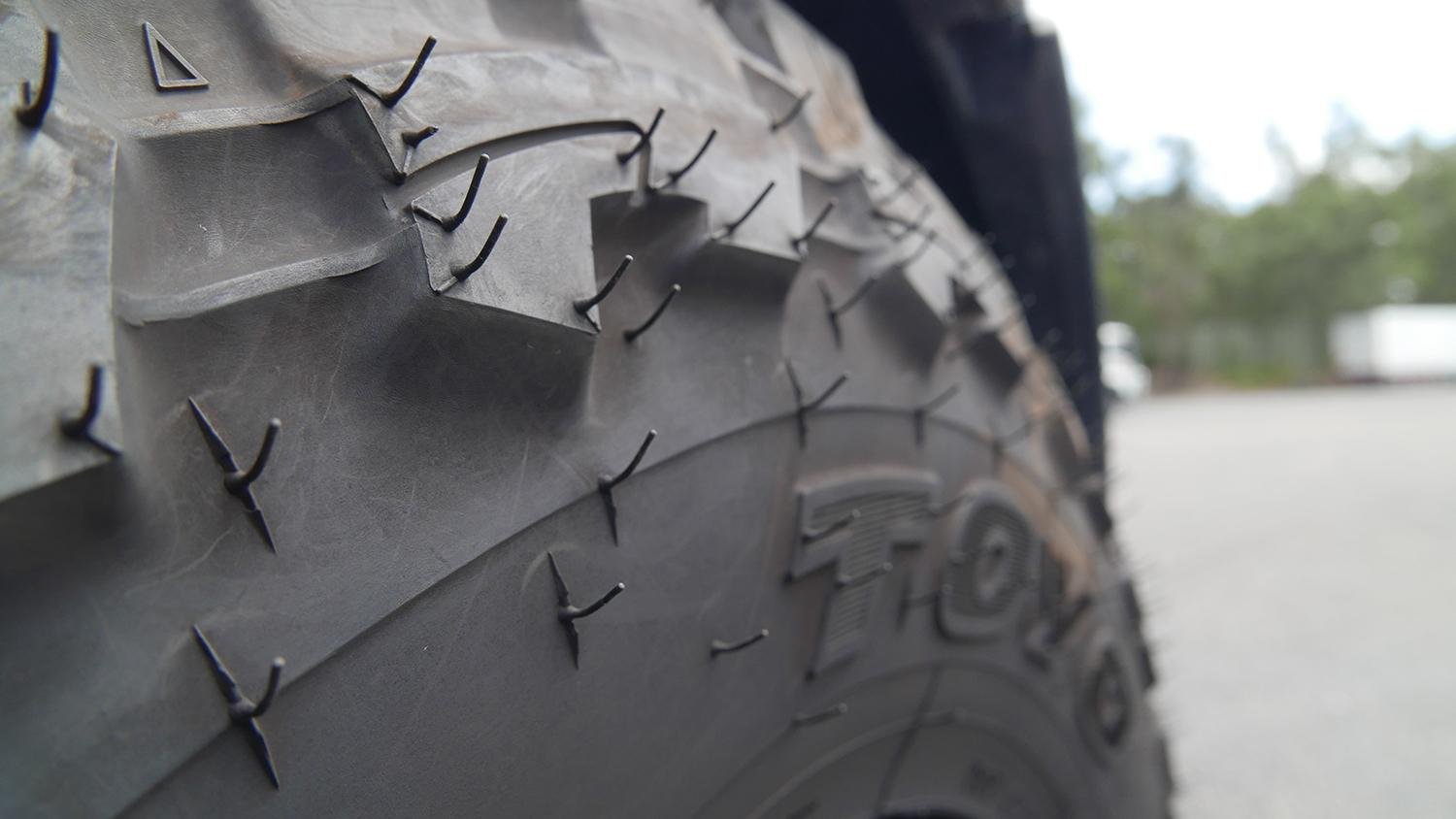 O cabelinho do pneu é um resquício do processo de fabricação. (Fonte: Toyo Tires/Divulgação)