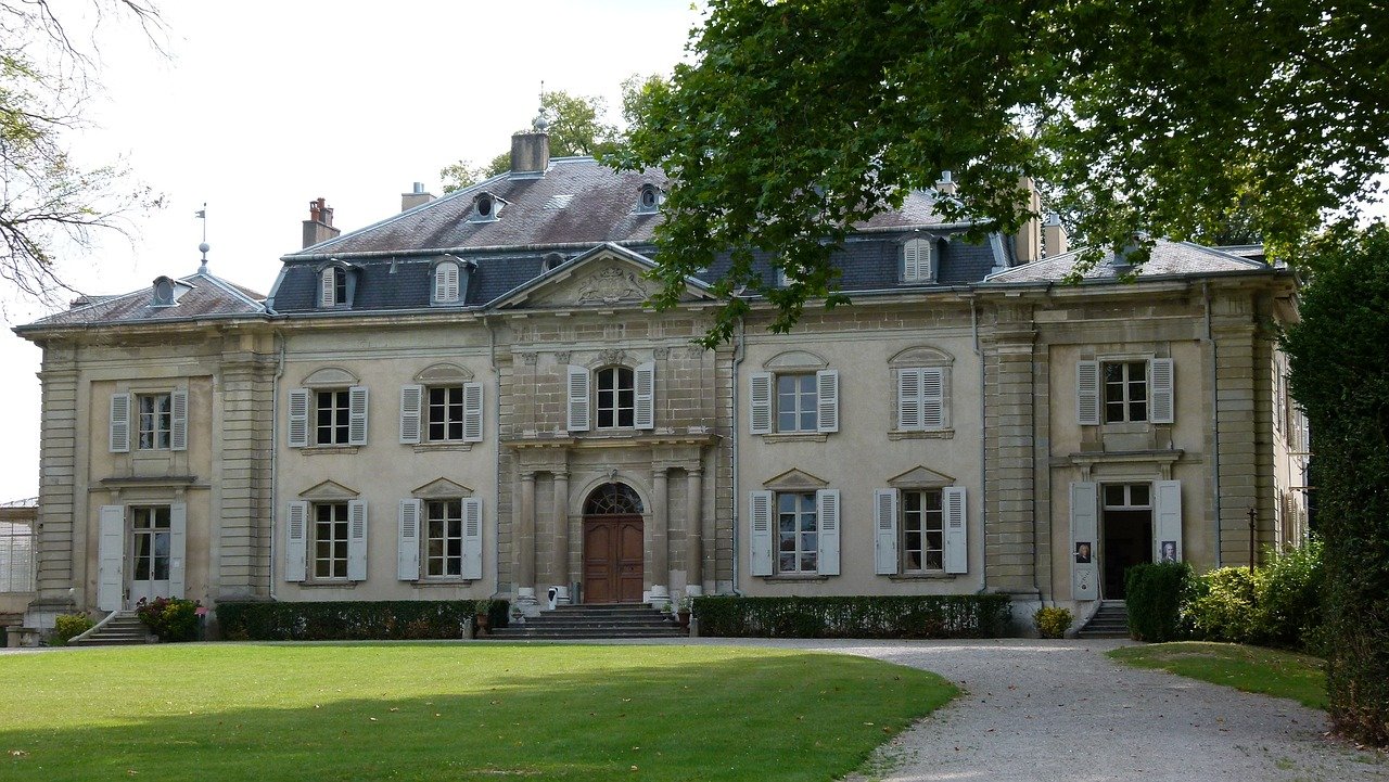 Castelo de Ferney, uma das propriedades luxuosas de Voltaire. (Pixabay/Reprodução)