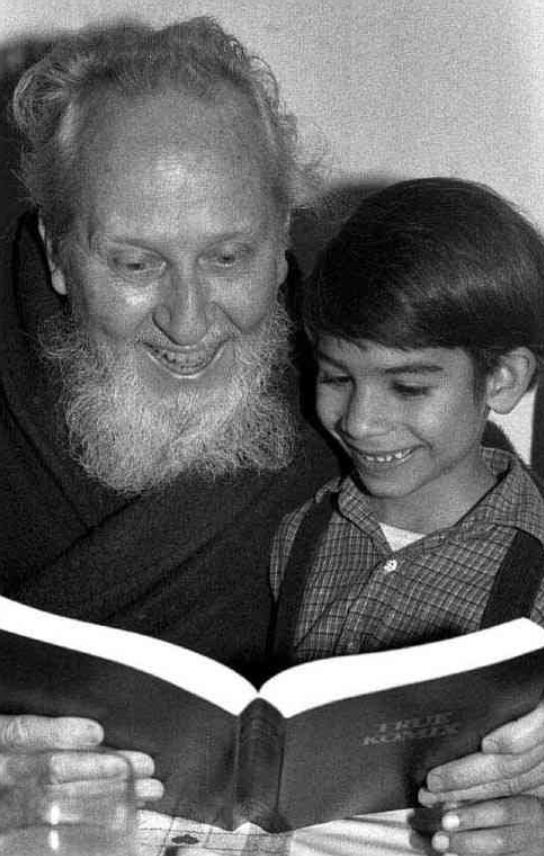 Berg lendo com seu filho adotivo. (Fonte: David Berg/Reprodução)