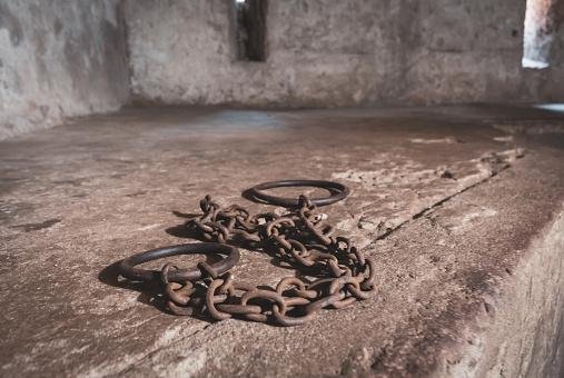 A escravidão é algo antigo no mundo, e no princípio estava mais associada a dominação de povos após o final de alguma guerra. (Fonte: GettyImages/Reprodução)