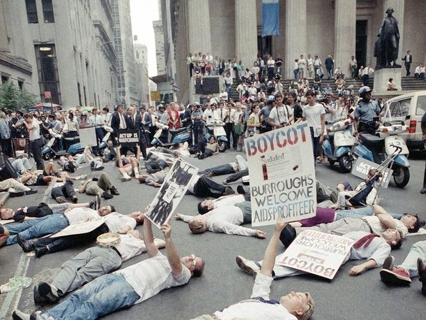Ativistas do Act Up realizaram vários protestos em Wall Street na década de 80 (Fonte: Timothy Clary/Reprodução)