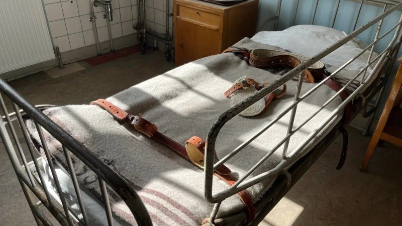 Cama onde pacientes com doenças como epilepsia ficavam amarrados em hospitais psiquiátricos dinamarqueses. (Fonte: CNN)