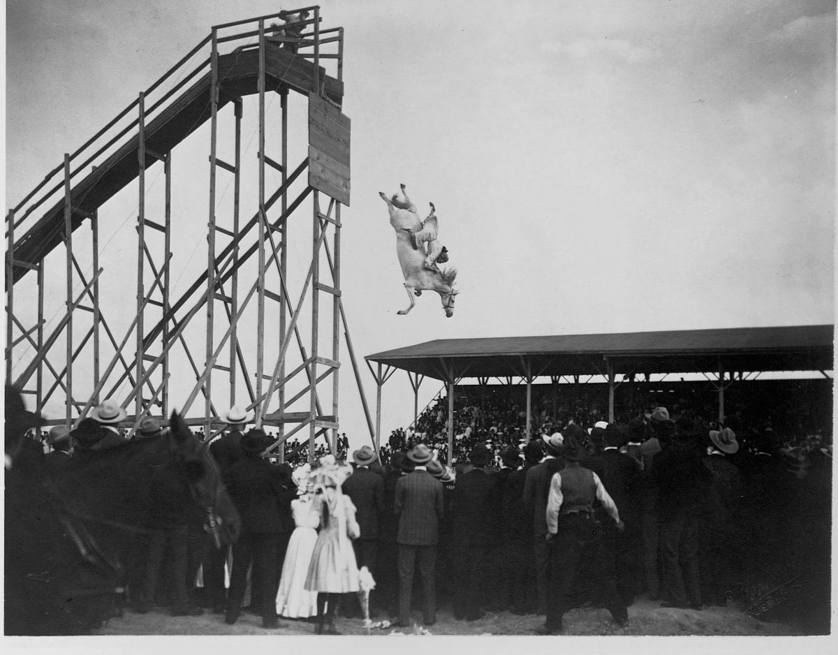 Centenas de pessoas se reuniam no Steel Pier para ver a prática do mergulho a cavalo. (Fonte: Atlas Obscura/Reprodução)