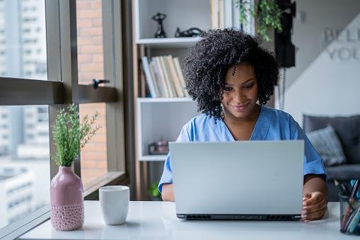 O trabalho híbrido durante a pandemia incentivou algumas empresas brasileiras a adotarem a semana de quatro dias. (Fonte: GettyImages/Reprodução)