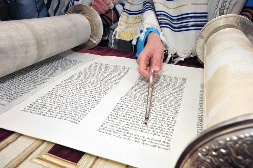 Os judeus eram conhecidos como "Povo do Livro", por ler a Torá em voz alta.
