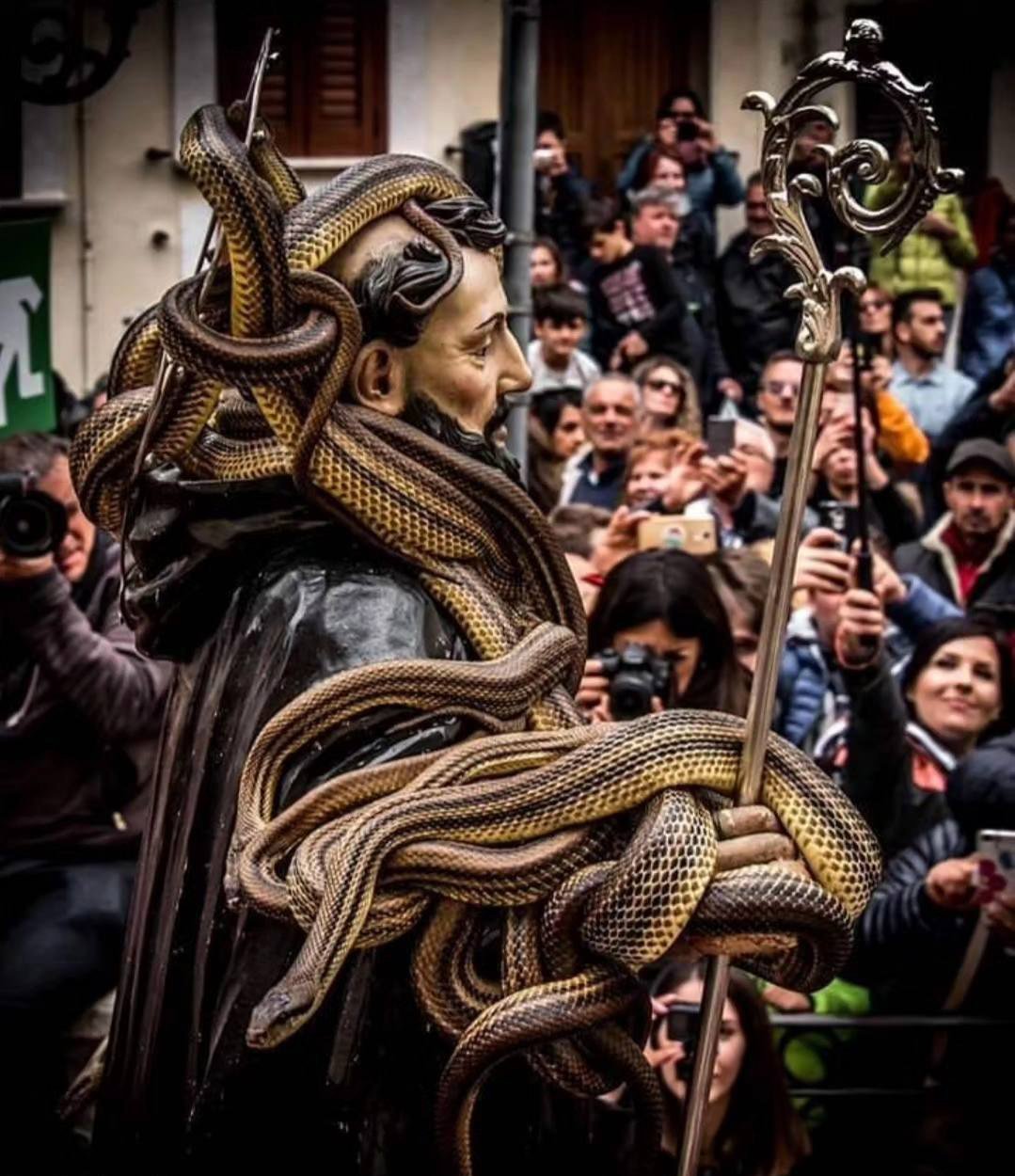 Segundo a tradição, 2023 será um bom ano, pois as cobras se enrolaram à cabeça do santo.