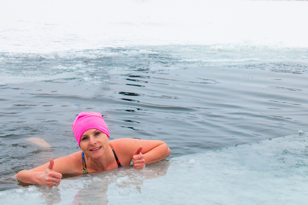 Tenha cuidado ao mergulhar em água fria, não fique muito tempo. (Fonte: Adobe Stock)