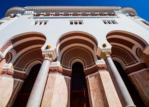 Os arcos mouriscos dão um ar encantador à construção, que é bastante visitada por turistas. (Fonte: Getty Images/Reprodução)