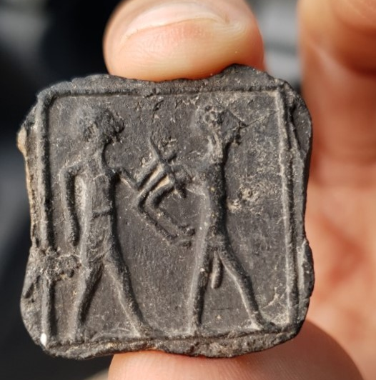 O garoto israelense Imri Elya achou uma rara tabuleta cananeia. (Fonte: Emil Aladjem, Israel Antiquities Authority/Divulgação)