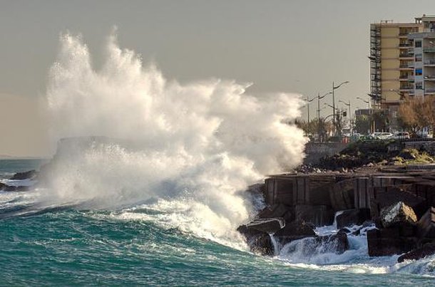 Segundo estudo, deslizamentos de porções de terras subaquáticas provocariam novos tsunamis. (Fonte: Getty Images/Reprodução)
