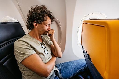Na prática, você fica sem celular a bordo de aeronaves durante o voo.