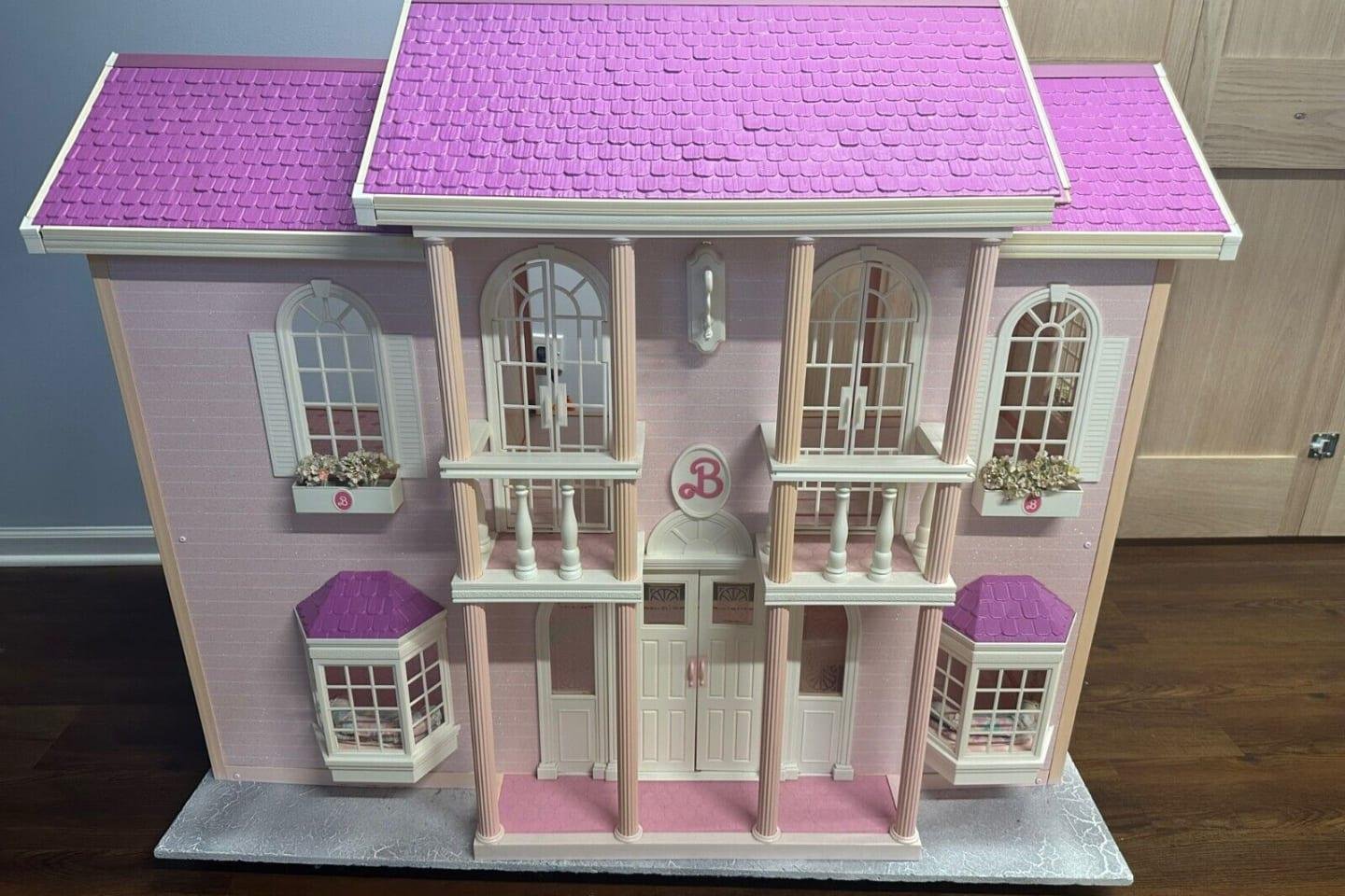 Esta casa lançada na década de 90 é o item mais caro na coleção de acessórios da Barbie de qualquer pessoa. (Fonte: Mentalfloss/Reprodução)