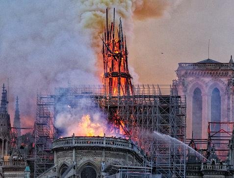 Após o incêndio que destruiu parte da igreja, ideia é que Catedral de Notre Dame seja reaberta em dezembro de 2024. (Fonte: GettyImages/Reprodução)