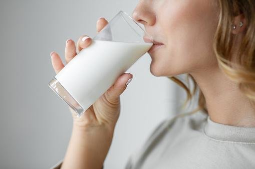Consumo de leite pode ajudar a hidratar por mais tempo por conta das gorduras e proteínas. (Fonte: Getty Images / Reprodução)