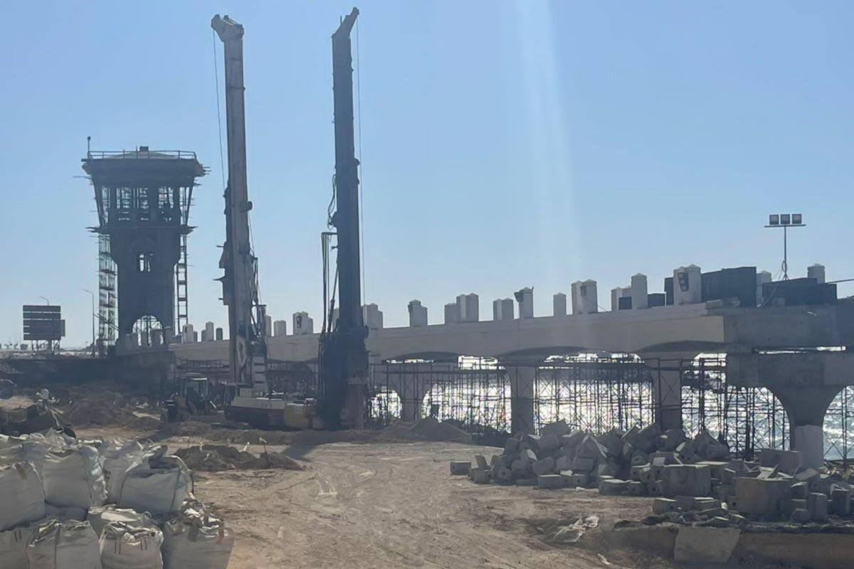 Colunas de concreto da Ponte Sadat já tornam difícil enxergar a praia de Montazah