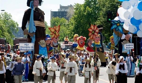 Festa junina com desfile de bonecos em Quebec. (Fonte: Mamãe Sortuda/Reprodução)